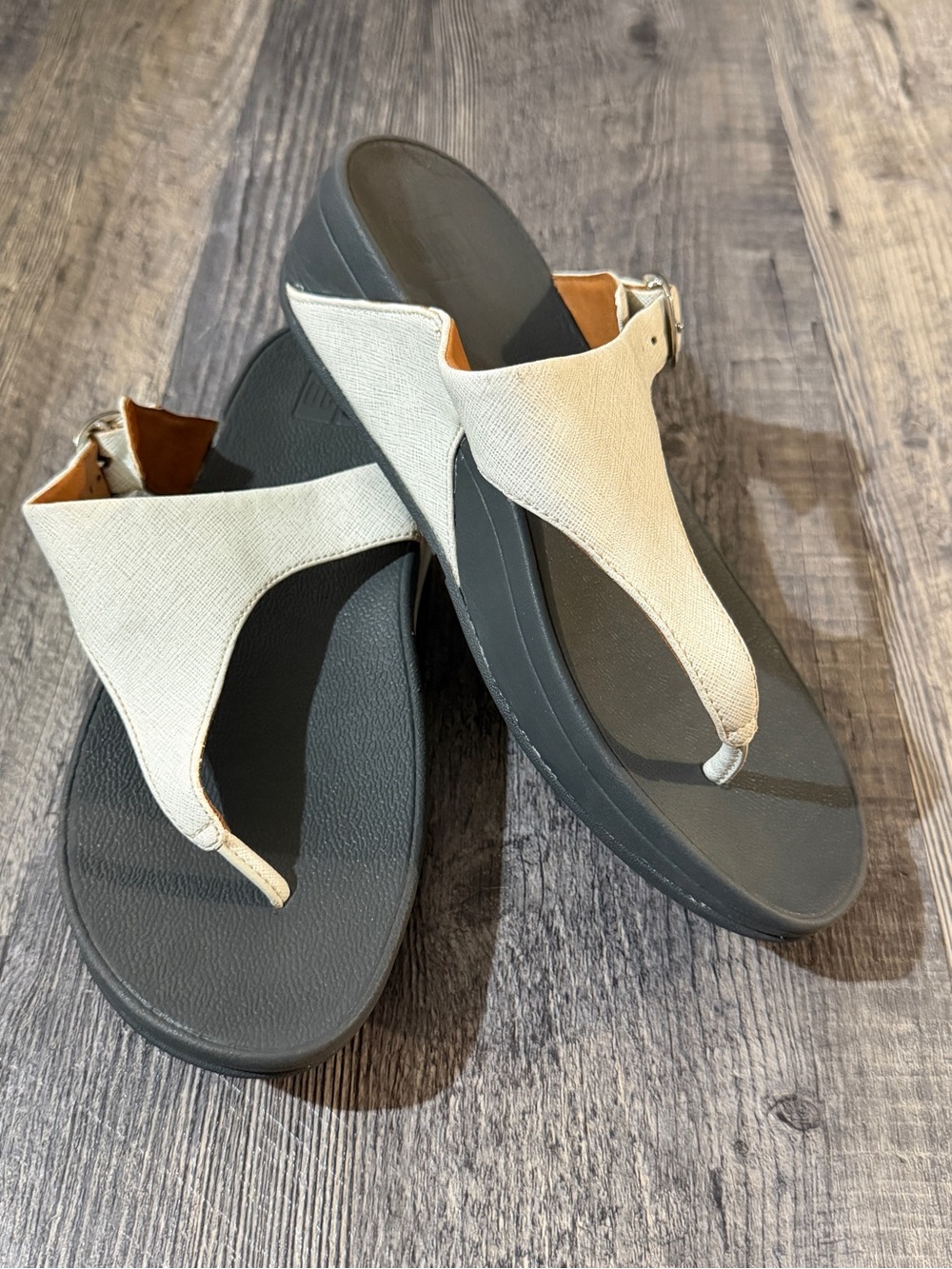 FitFlop Beige Leather Toe Post Sandals Comfort Wedge Flip Flops Women’s Size 7